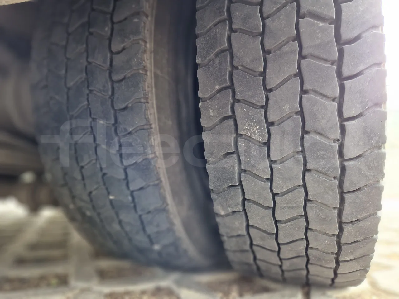 Isuzu Novo S801 - Euro5 - 140kw - 7.270mt - tread condition front tires left