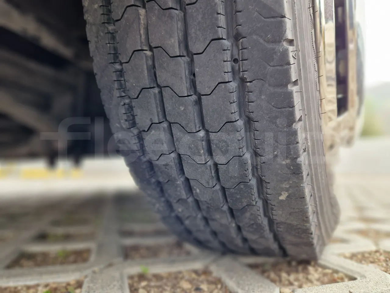 Isuzu Novo S801 - Euro5 - 140kw - 7.270mt - tread condition front tires right