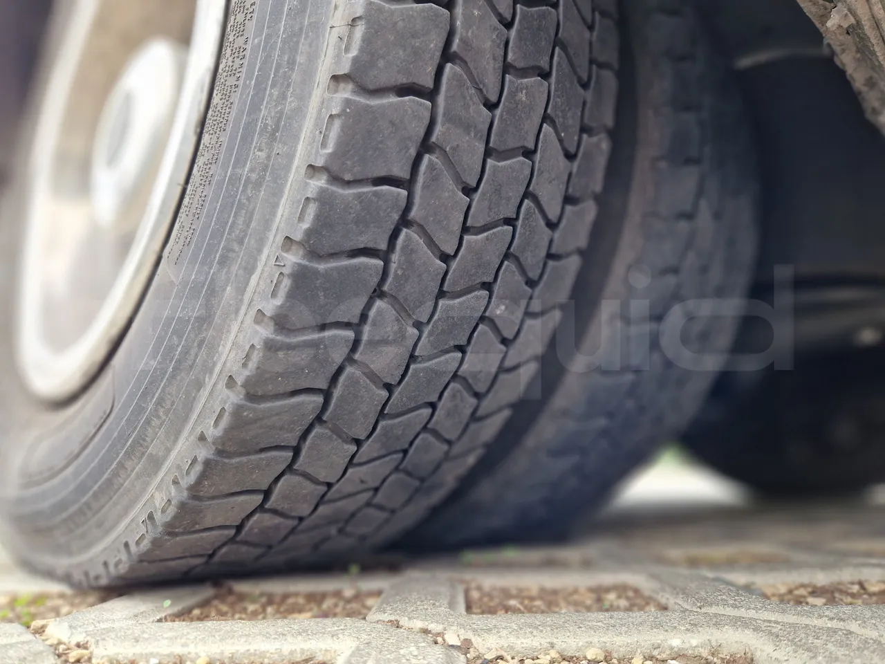 Isuzu Novo S801 - Euro5 - 140kw - 7.270mt - tread condition second axle tires left