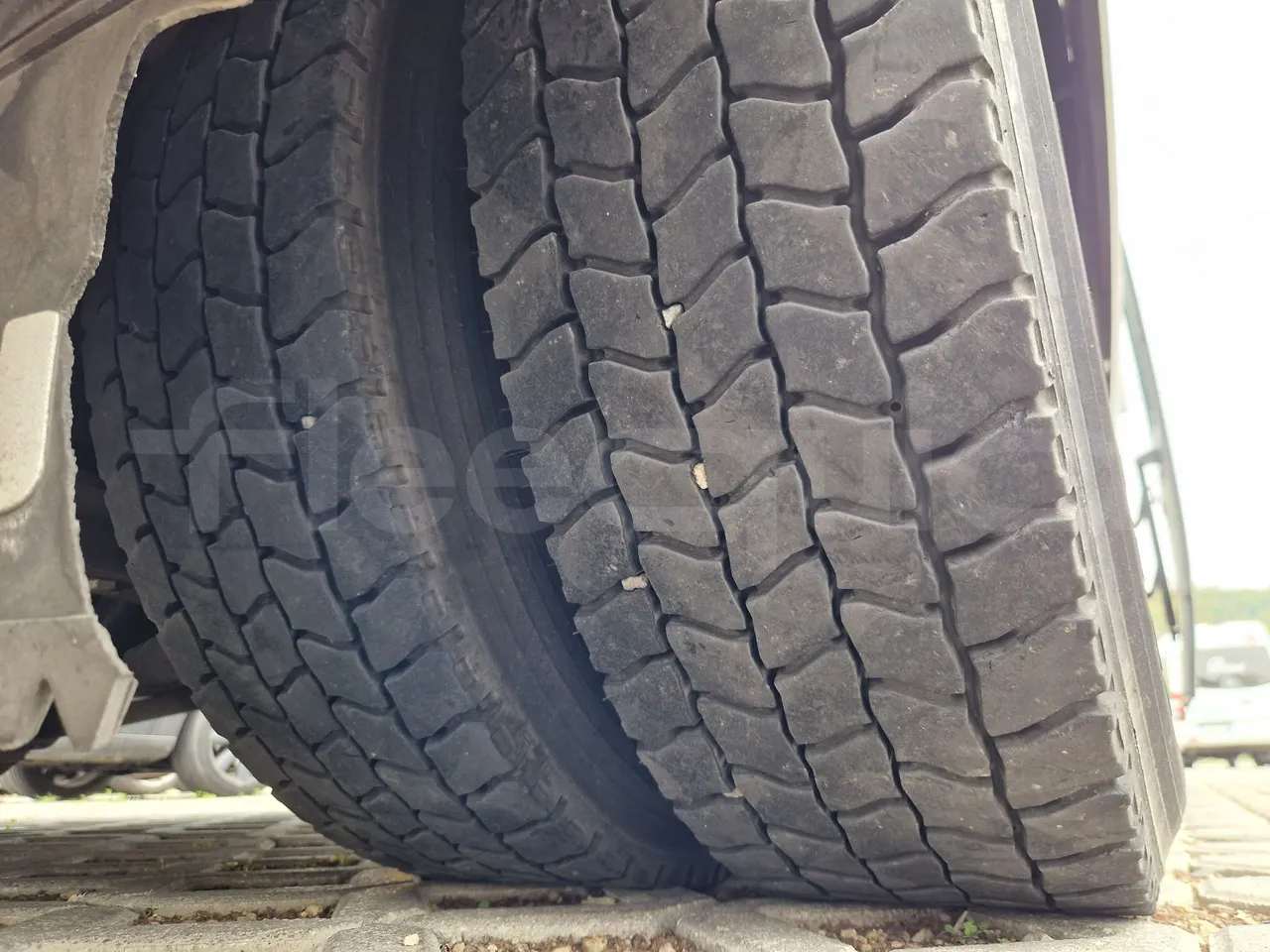 Isuzu Novo S801 - Euro5 - 140kw - 7.270mt - tread condition second axle tires right