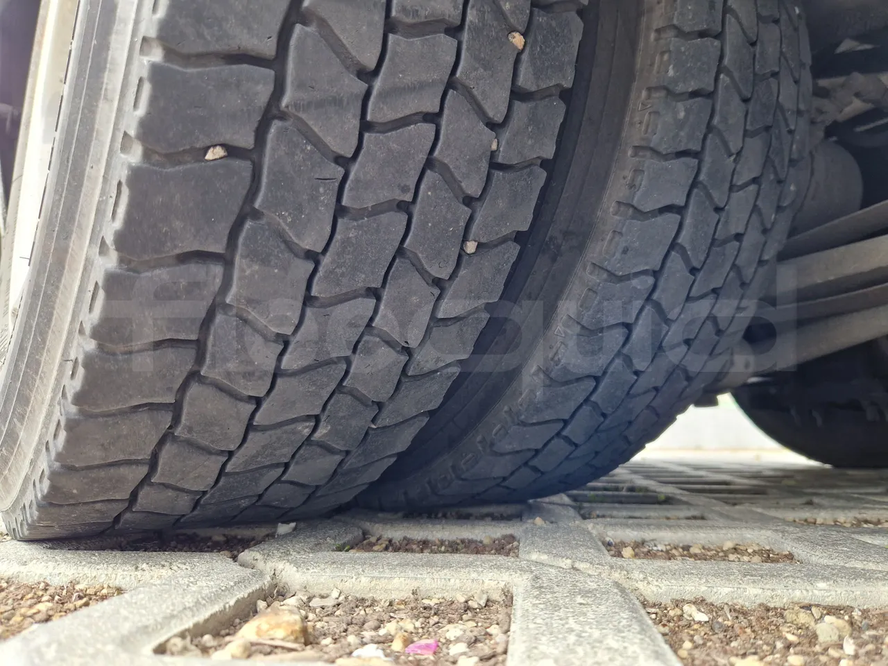 Isuzu Novo S801 - Euro5 - 140kw - 7.270mt - tread condition third axle tires left