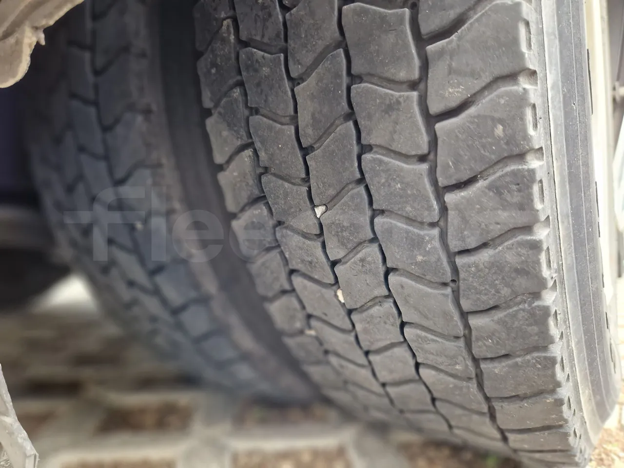 Isuzu Novo S801 - Euro5 - 140kw - 7.270mt - tread condition third axle tires right