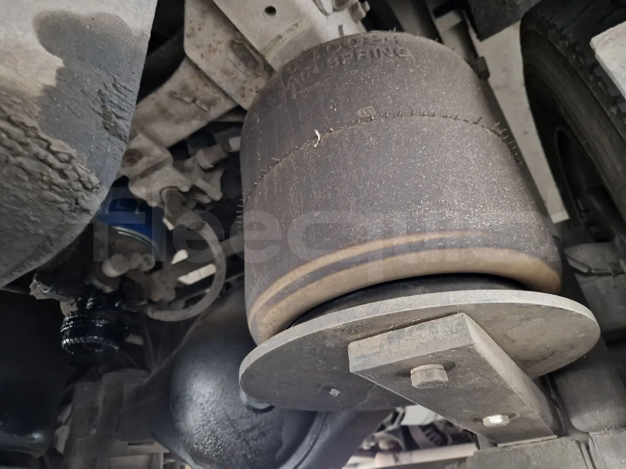 Isuzu Novo S801 - Euro5 - 140kw - 7.270mt - axle 3 air springs 1 right