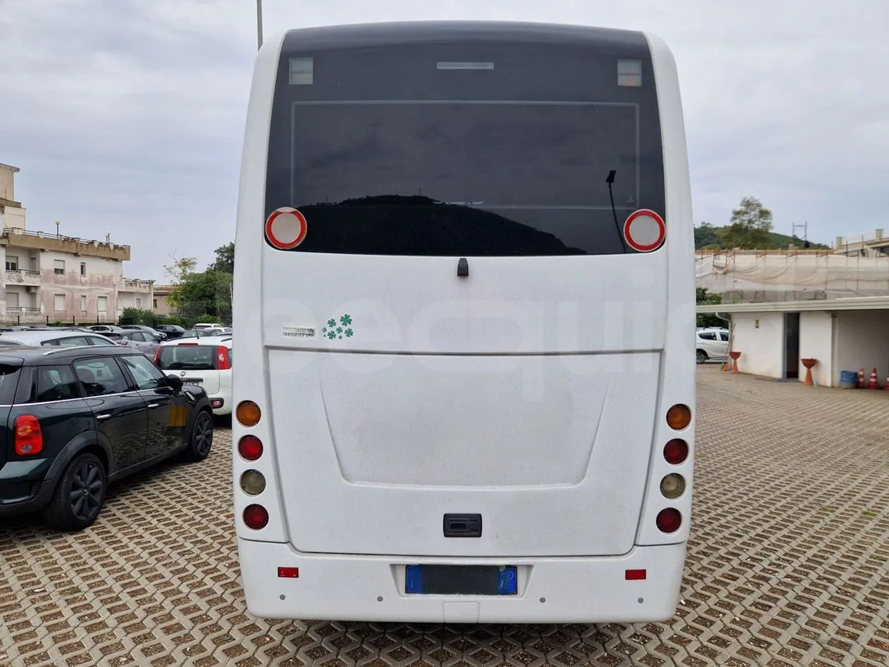 Isuzu Novo S801 - Euro5 - 140kw - 7.270mt - rear hatch closed
