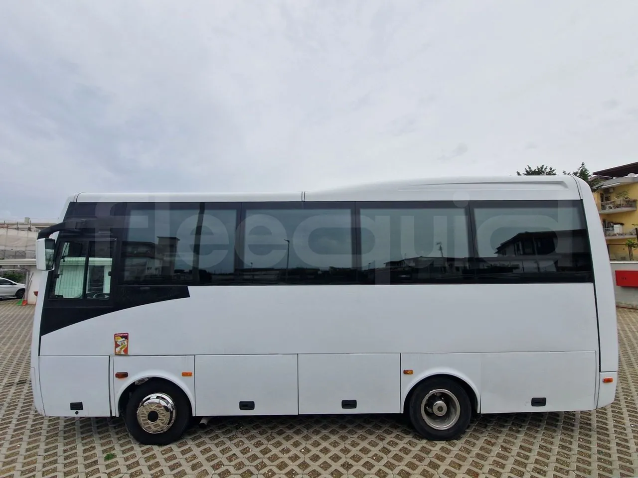 Isuzu Novo S801 - Euro5 - 140kw - 7.270mt - left side photo