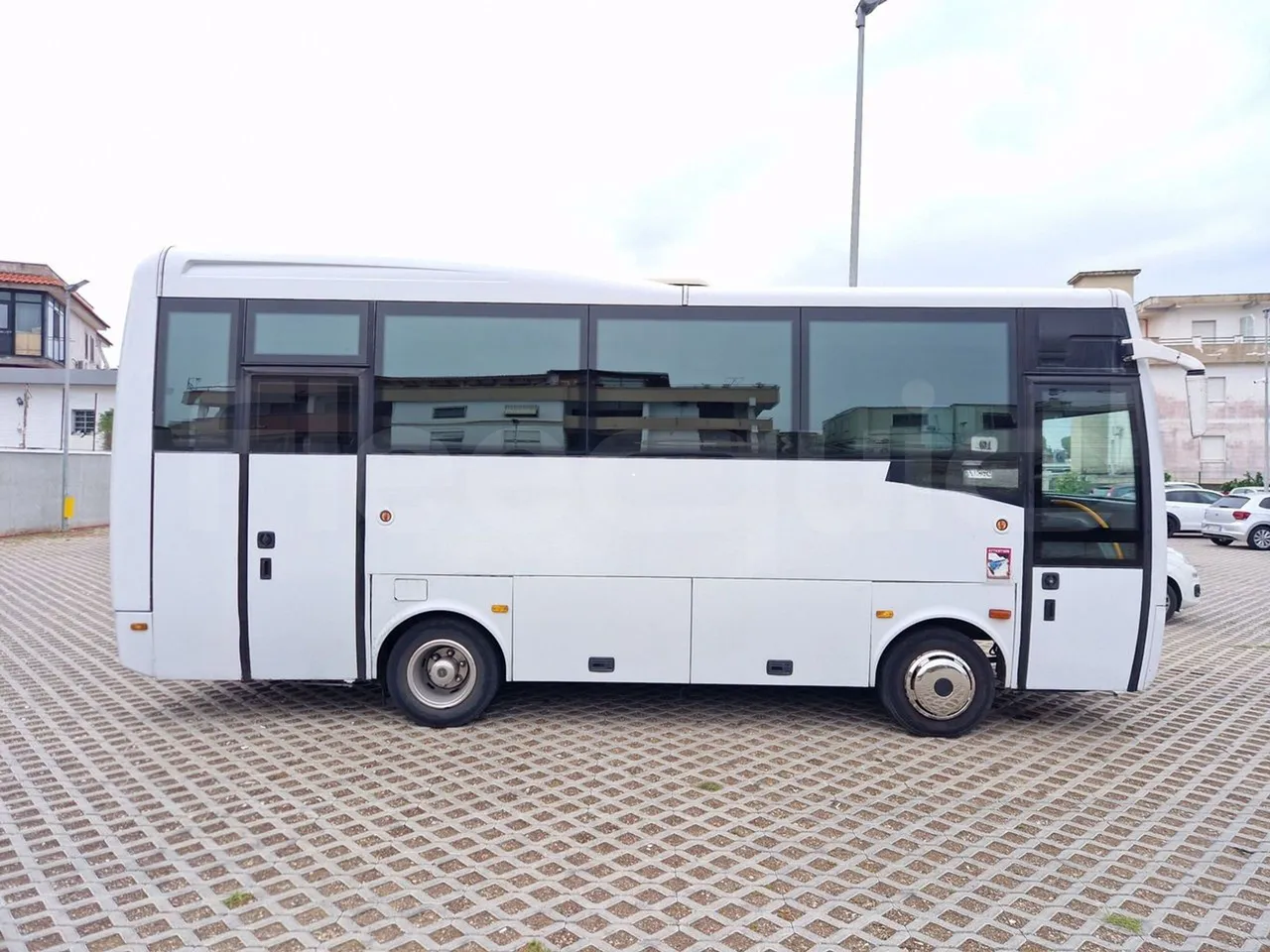 Isuzu Novo S801 - Euro5 - 140kw - 7.270mt - right side doors closed