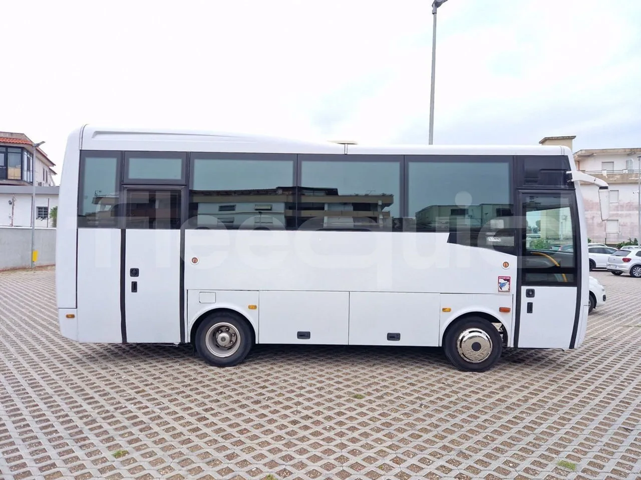 Isuzu Novo S801 - Euro5 - 140kw - 7.270mt - right side doors open