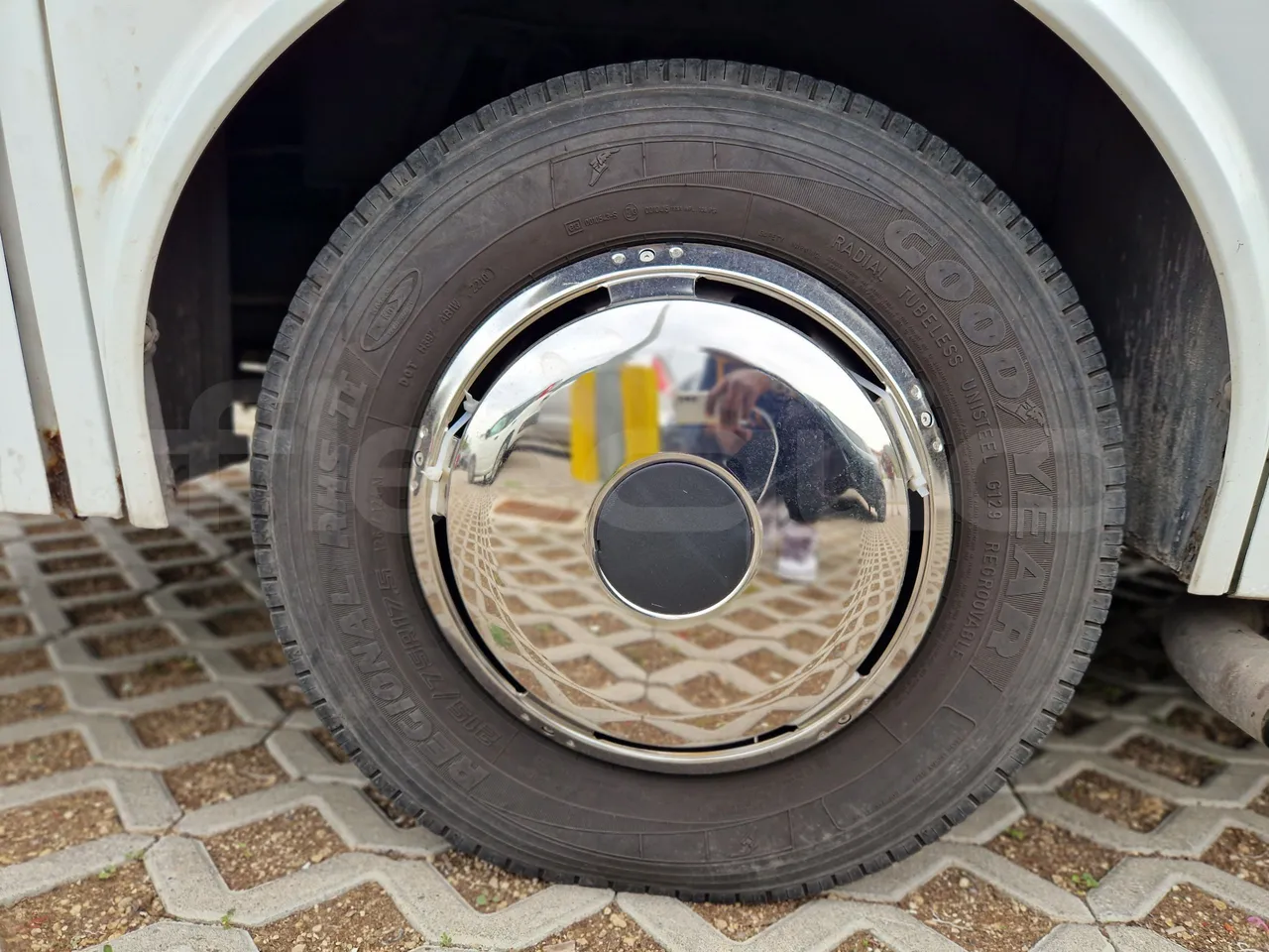Isuzu Novo S801 - Euro5 - 140kw - 7.270mt - front left tire measurements