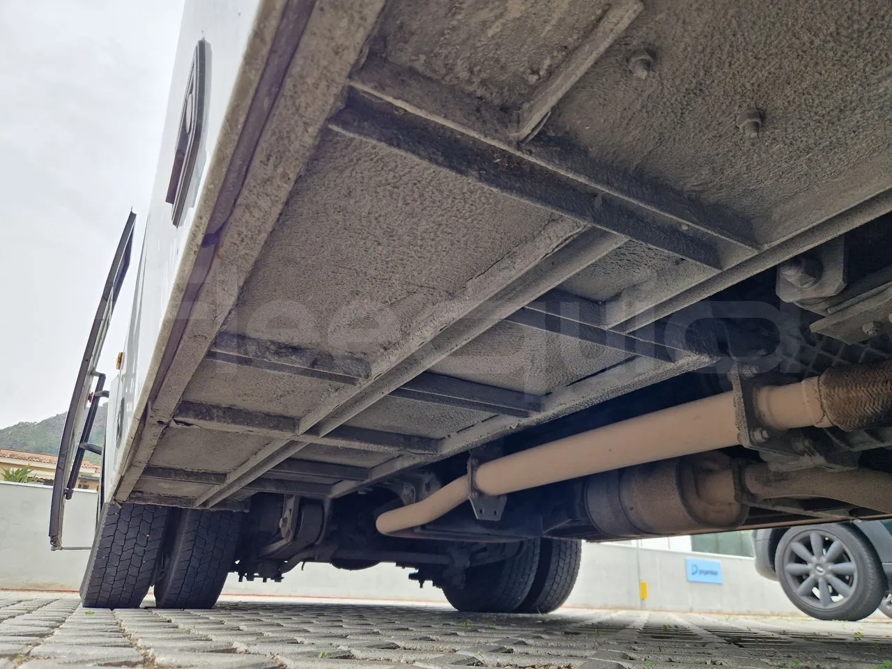 Isuzu Novo S801 - Euro5 - 140kw - 7.270mt - central undercarriage photo