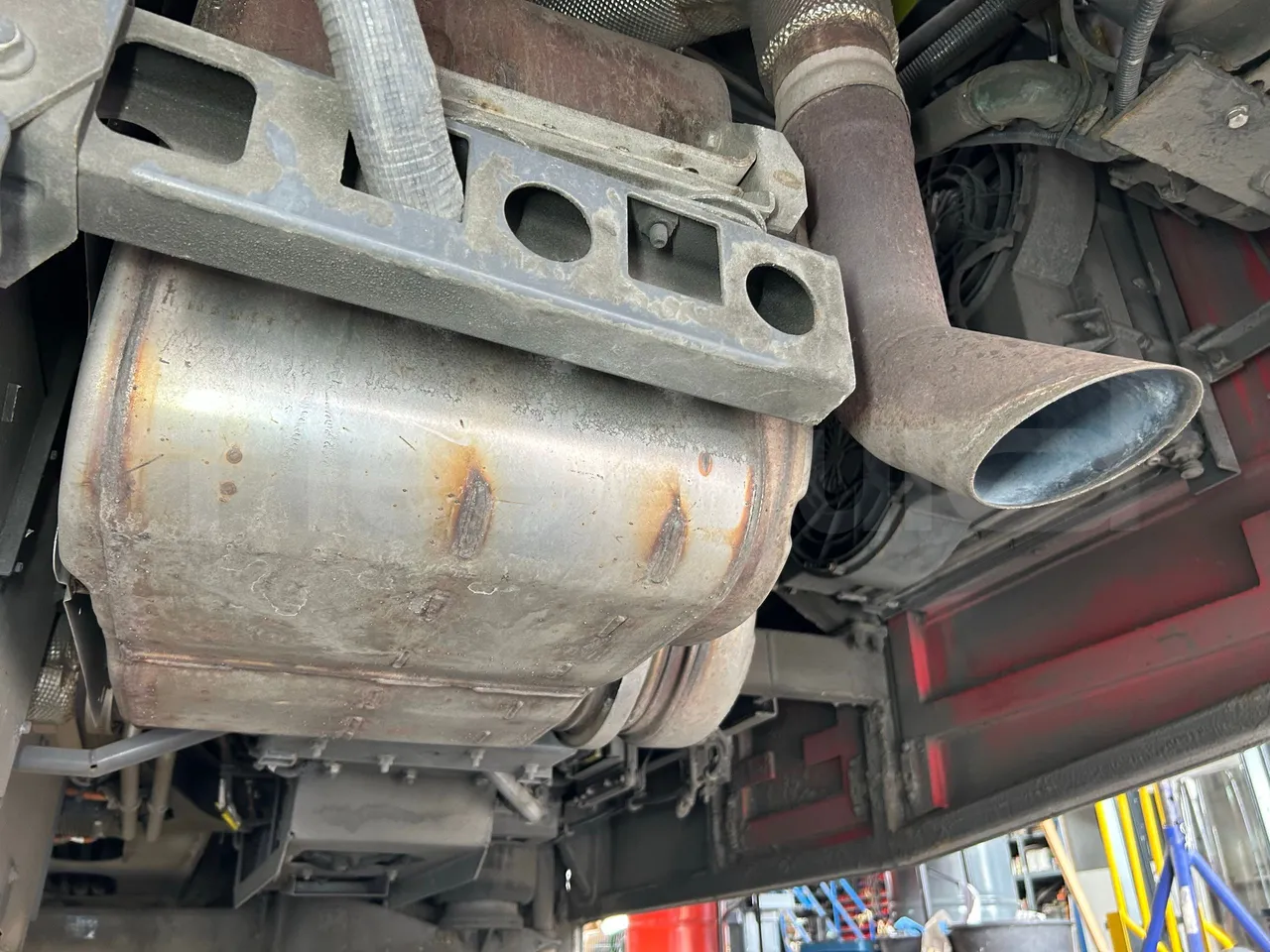 Volvo Unvi - Exhaust