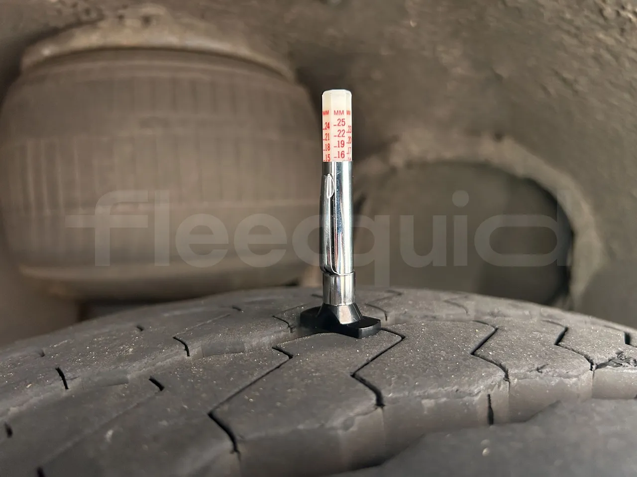 Volvo Unvi - First Axle Left Side: Tyre Thickness