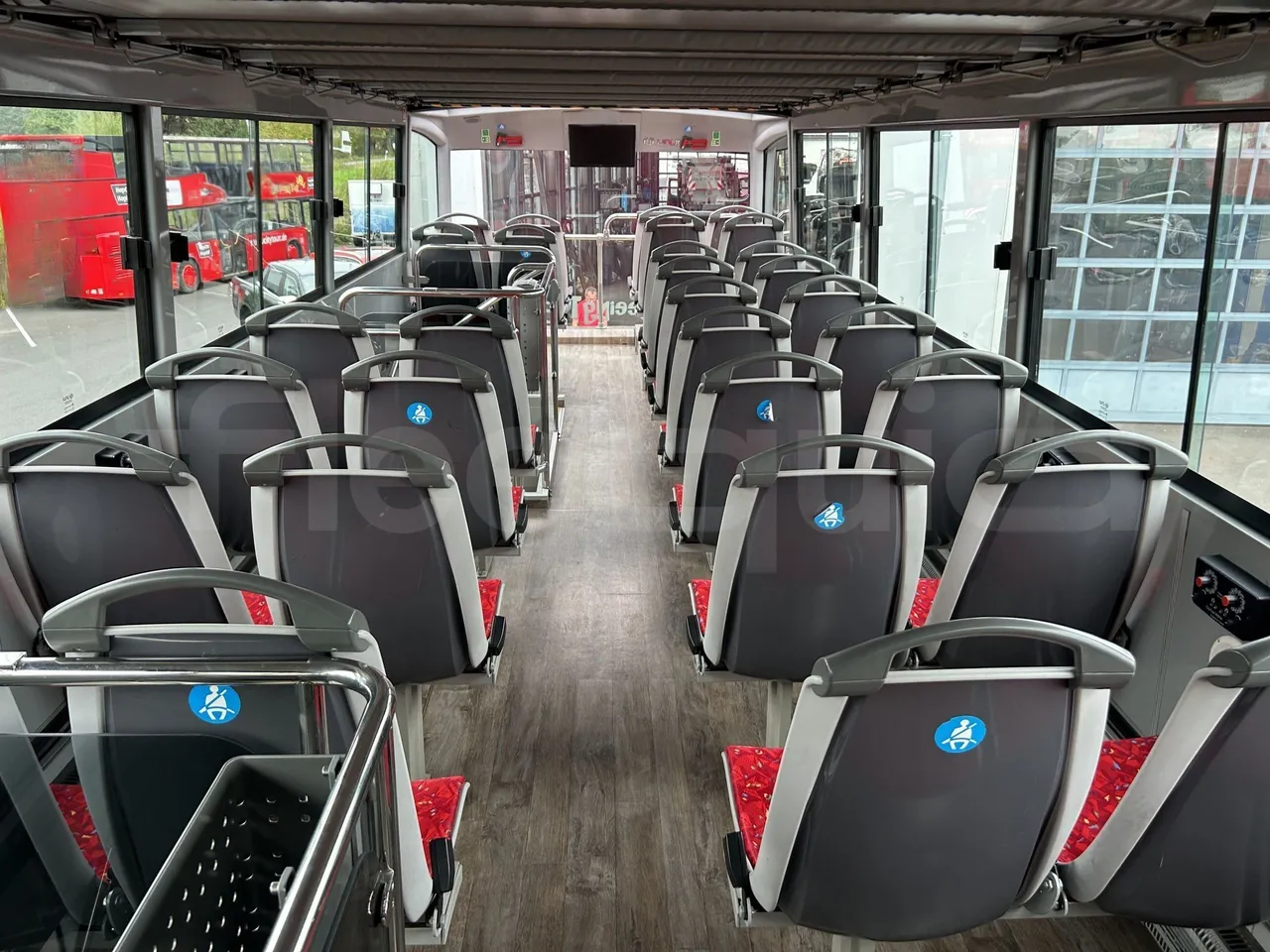 Volvo Unvi - Second Floor: Overhead Compartments