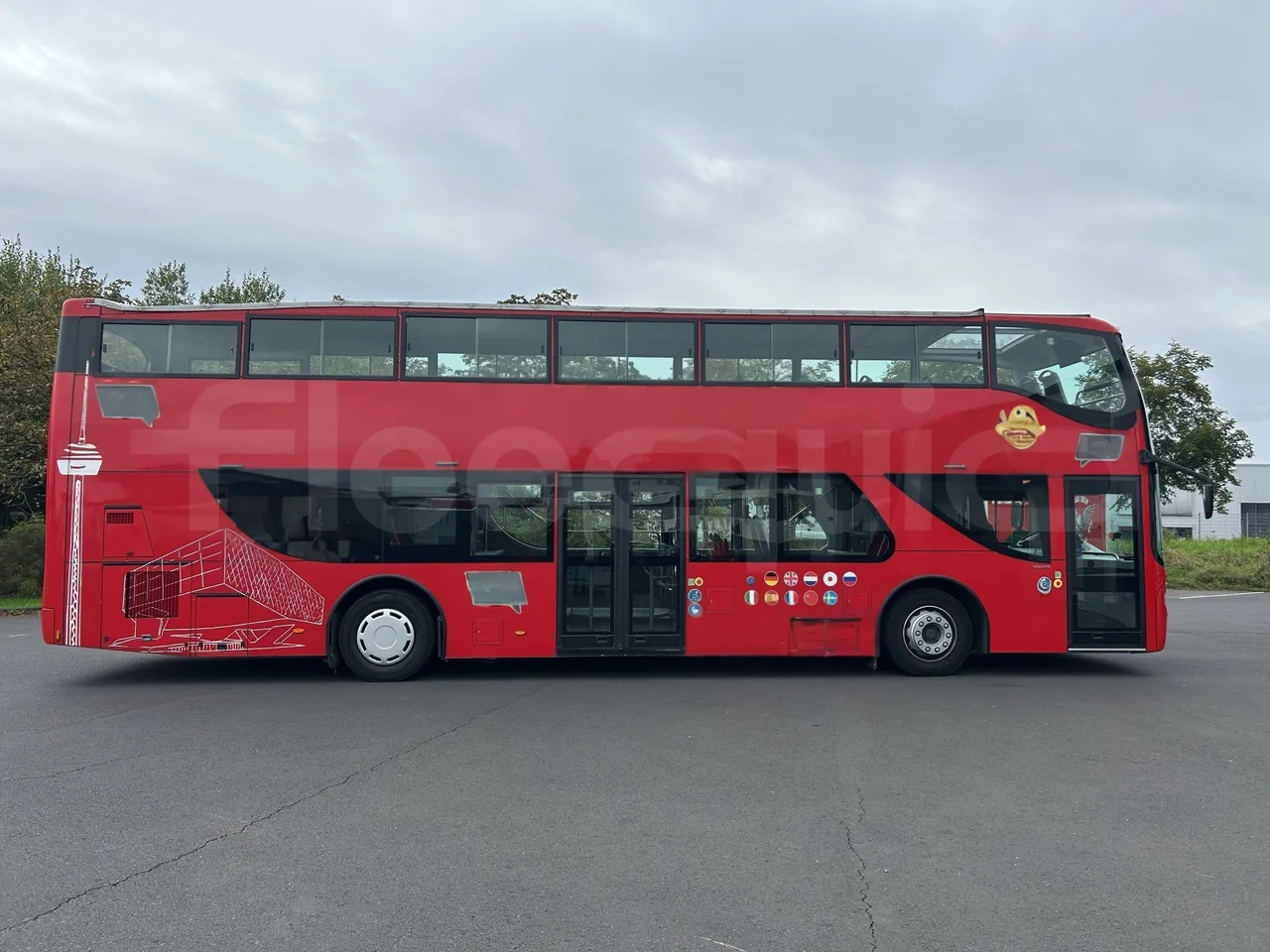 Volvo Unvi - Right Side
