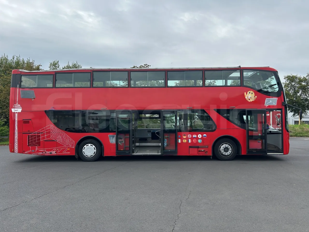 Volvo Unvi - Right Side Doors Open