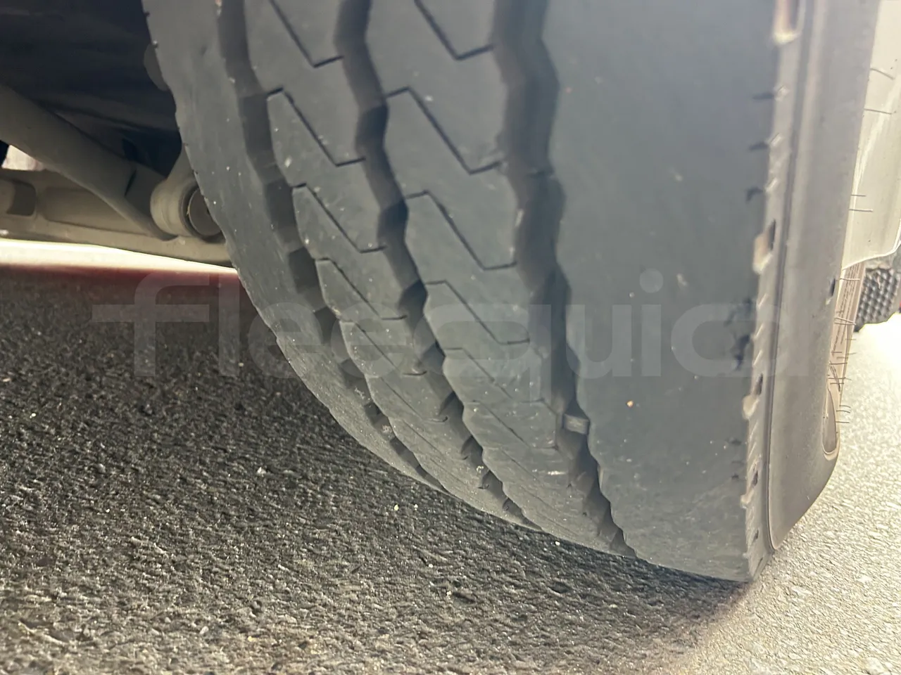 Volvo Unvi - First Axle Left Side: Tyre Tread