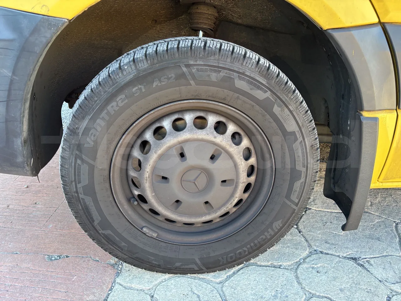 Mercedes-Benz Sprinter - First Axle Left Side: Complete Tyre