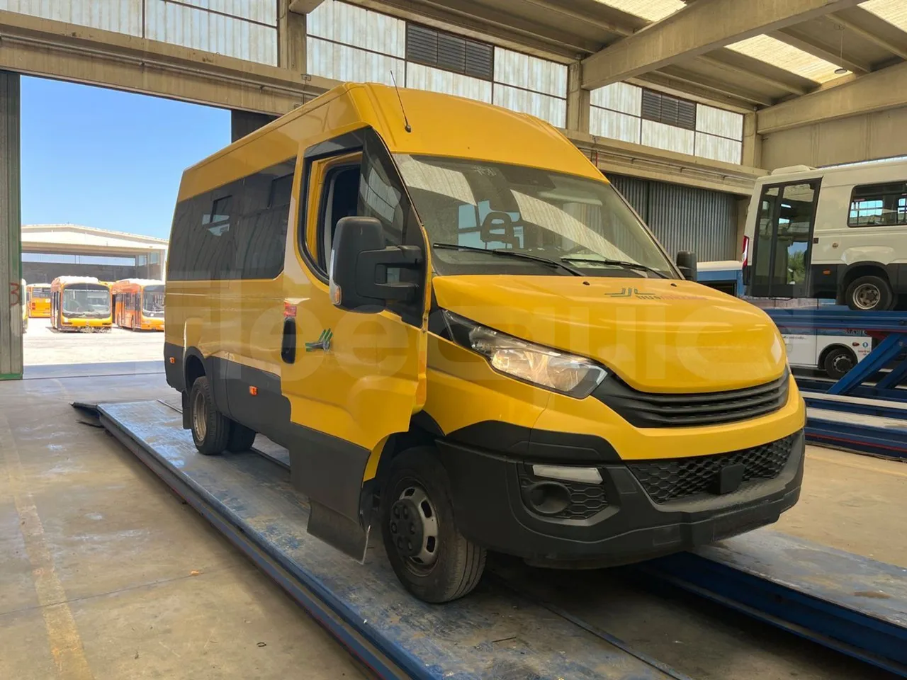 Iveco Daily 50C14N - EUR6 - 100kW - 6,048m - 3/4 right front doors open