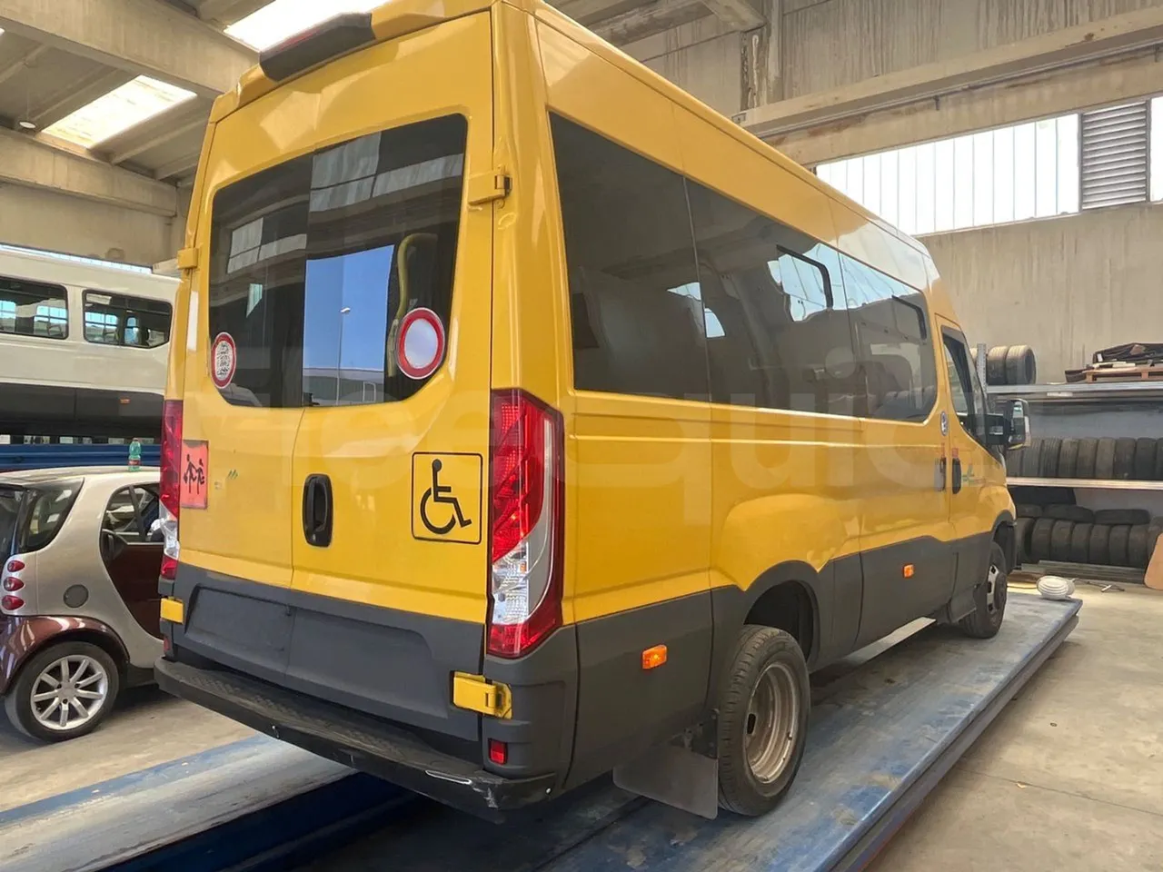 Iveco Daily 50C14N - EUR6 - 100kW - 6,048m - 3/4 right rear doors closed