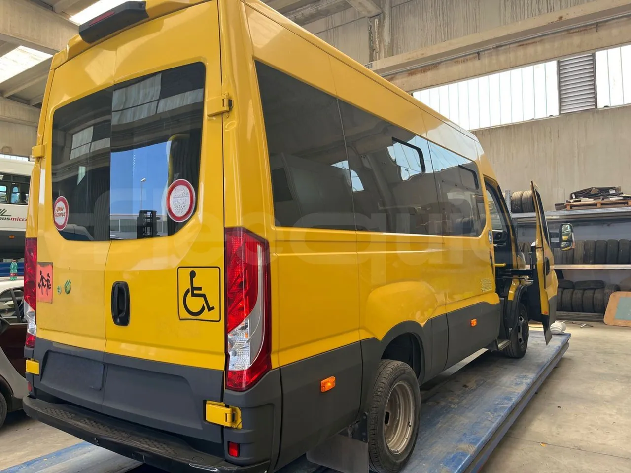 Iveco Daily 50C14N - EUR6 - 100kW - 6,048m - 3/4 right rear doors open