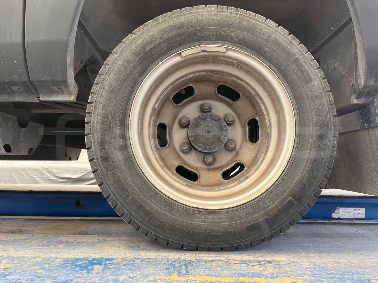 Iveco Daily 50C14N - EUR6 - 100kW - 6,048m - rear left tire photo