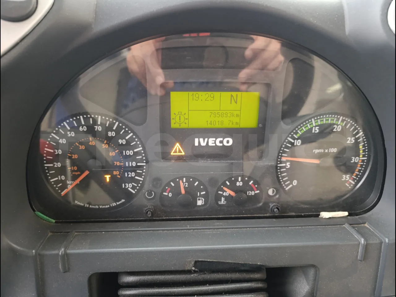 Iveco Andecar IV2 VII.4 - EUR4 - 160kW - 8.56m - dashboard lights on
