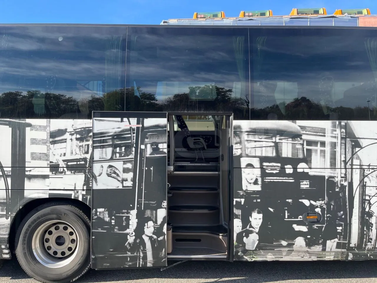 Iveco Magelys SFR2XX QC E8CN - Euro6 - 294Kw - 12,830mt - front door 3 open