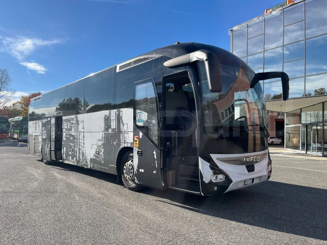 Iveco Magelys SFR2XX QC E8CN - Euro6 - 294Kw - 12,830mt - 3/4 right front doors open