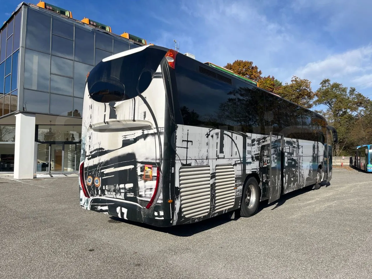 Iveco Magelys SFR2XX QC E8CN - Euro6 - 294Kw - 12,830mt - 3/4 right rear doors open