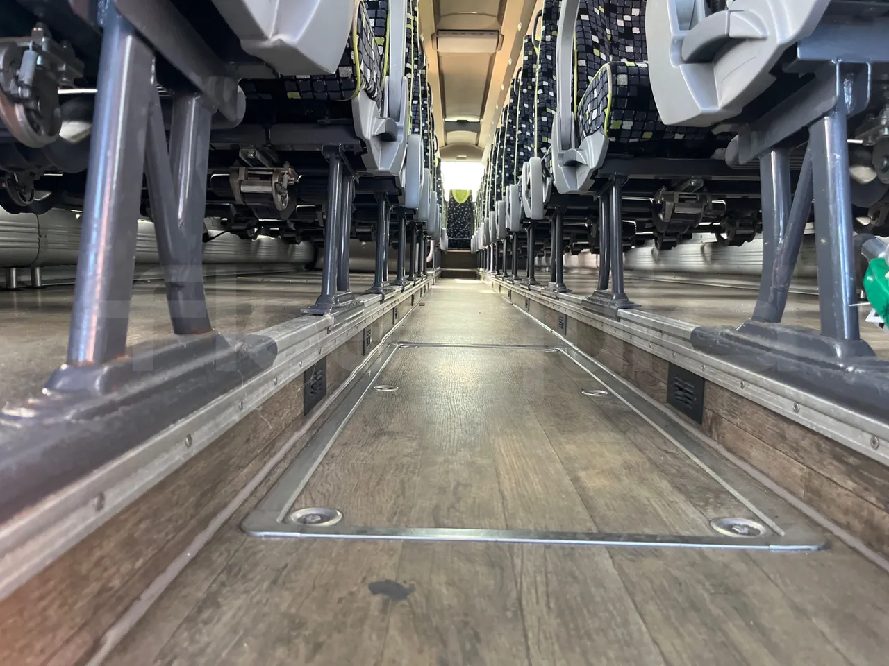 Iveco Magelys SFR2XX QC E8CN - Euro6 - 294Kw - 12,830mt - seat brackets photo