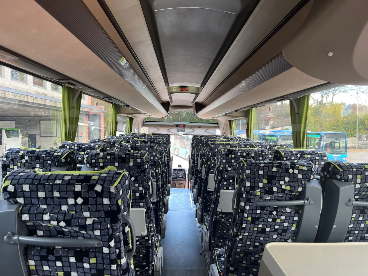 Iveco Magelys SFR2XX QC E8CN - Euro6 - 294Kw - 12,830mt - forward view middle aisle