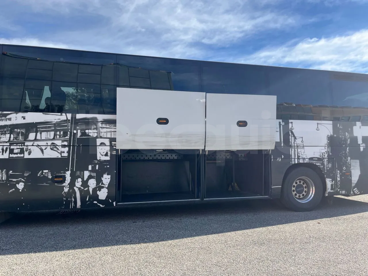 Iveco Magelys SFR2XX QC E8CN - Euro6 - 294Kw - 12,830mt - luggage rack photo