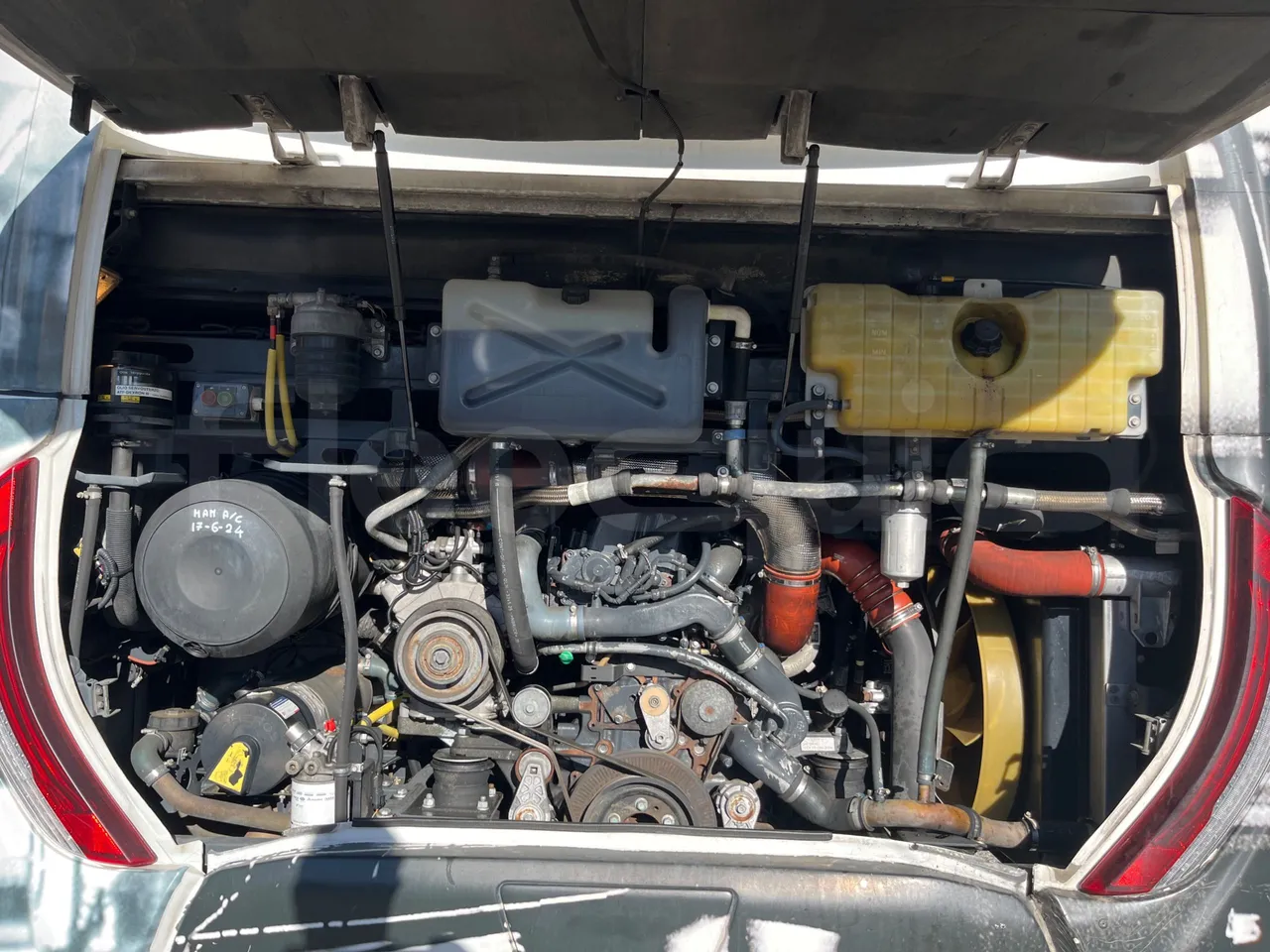 Iveco Magelys SFR2XX QC E8CN - Euro6 - 294Kw - 12,830mt - rear hatch open