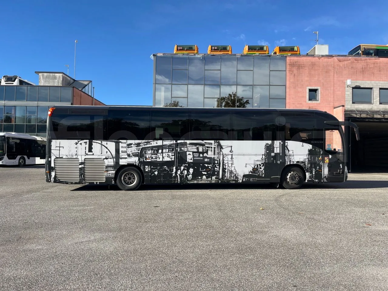 Iveco Magelys SFR2XX QC E8CN - Euro6 - 294Kw - 12,830mt - right side doors closed