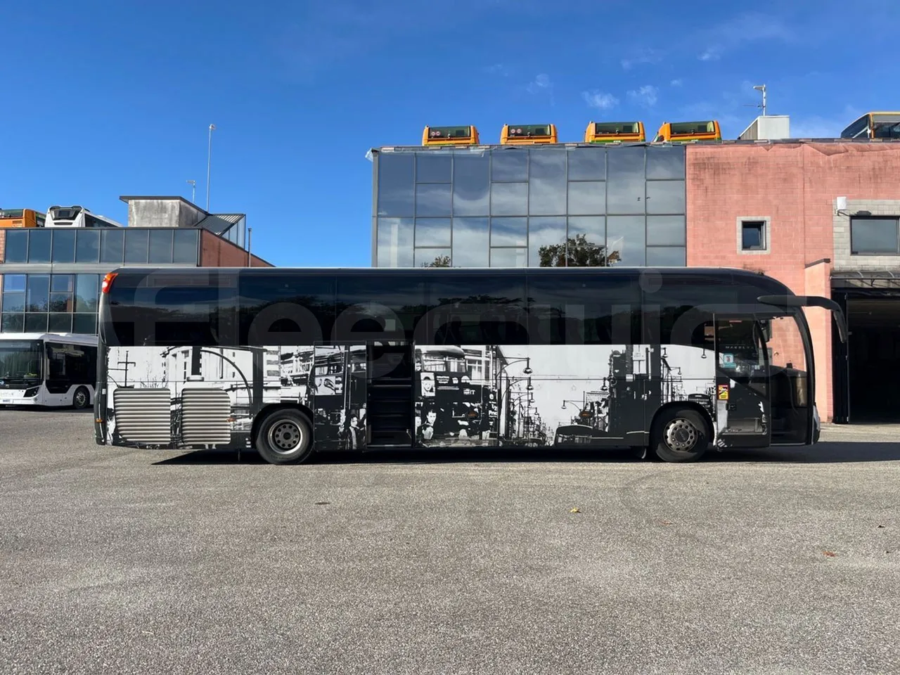 Iveco Magelys SFR2XX QC E8CN - Euro6 - 294Kw - 12,830mt - right side doors open