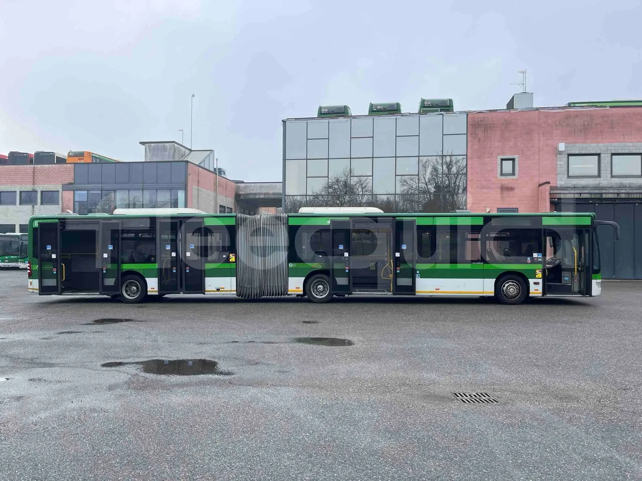 Mercedes-Benz Citaro G 0530 - EUR5 - 260kW - 17.94m - right side doors open