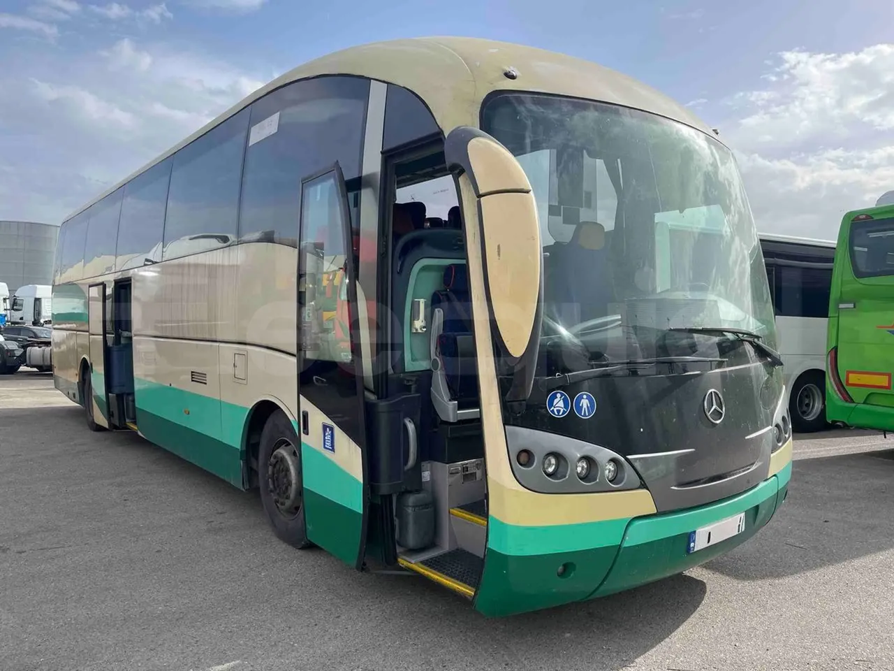 Mercedes-Benz Sideral 2000   A4RE10 - Euro5 - 260kW - 12.975mt - 3/4 right front doors open