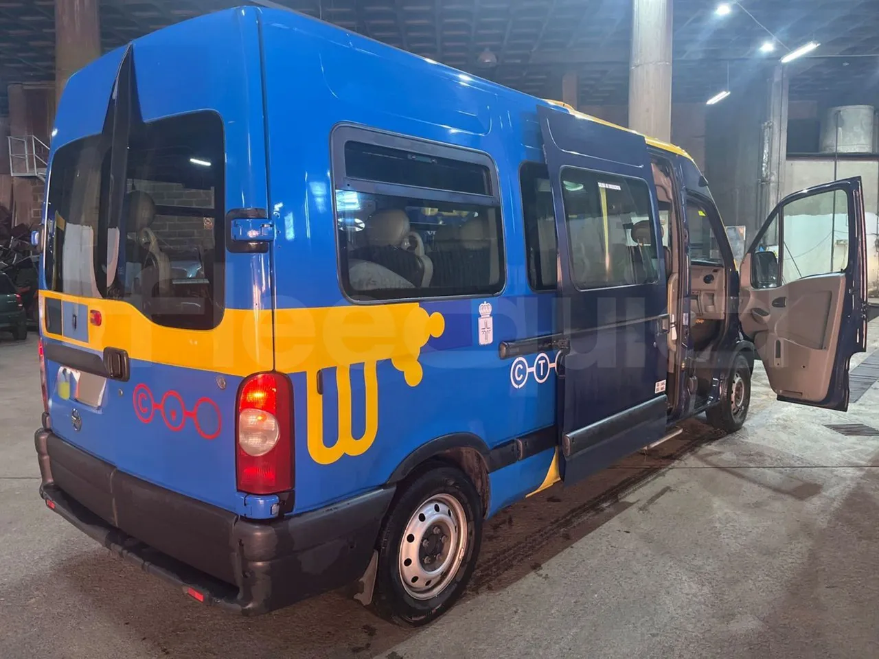 Nissan Interstar   X70B3B - Euro4 - 107kW - 5.899mt - 3/4 right rear doors open