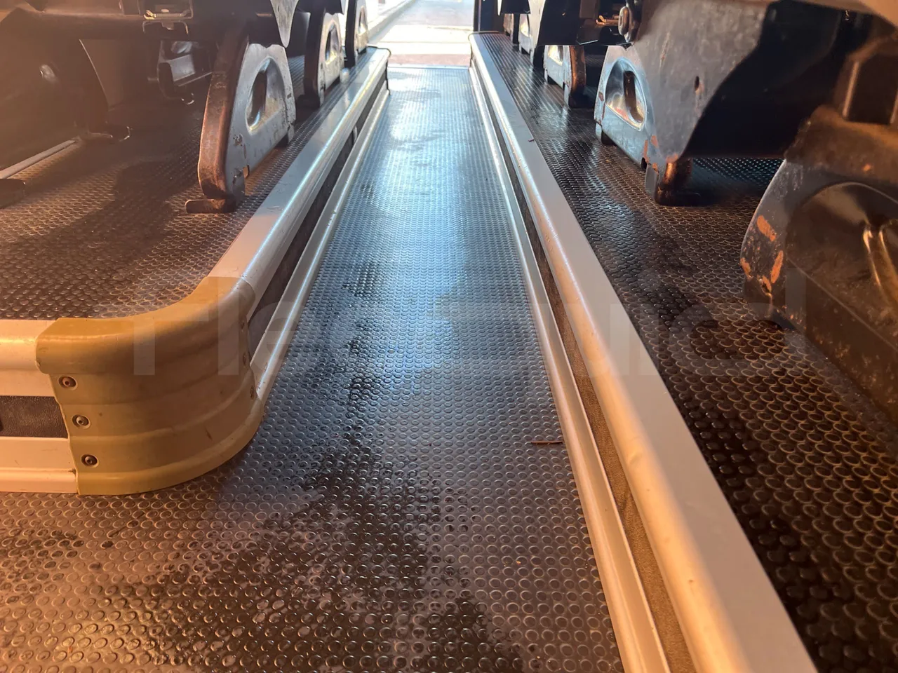 Nissan Interstar   X70B3B - Euro4 - 107kW - 5.899mt - seat brackets photo