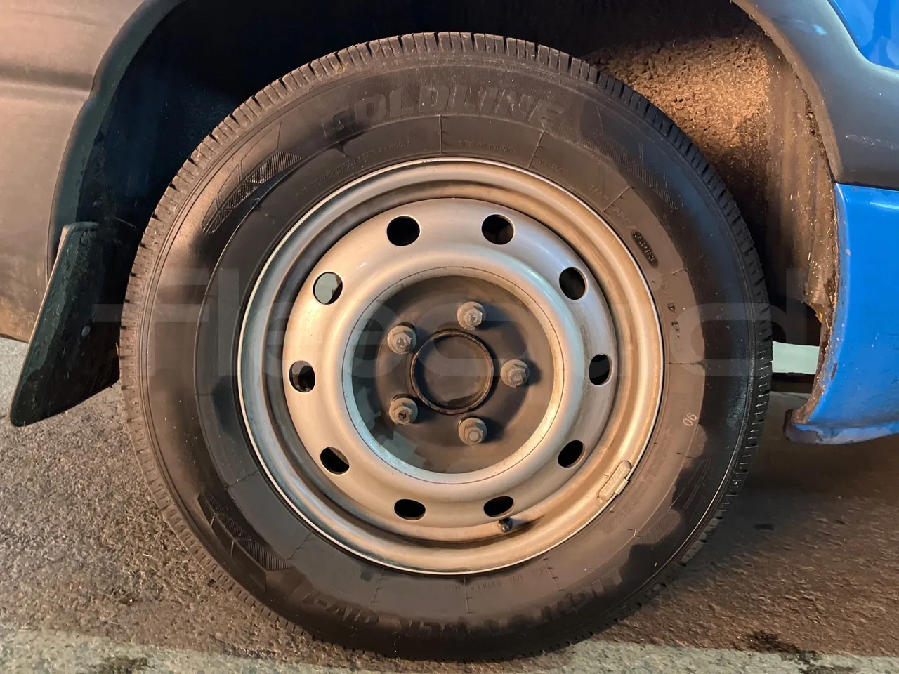 Nissan Interstar   X70B3B - Euro4 - 107kW - 5.899mt - tread condition front tires left