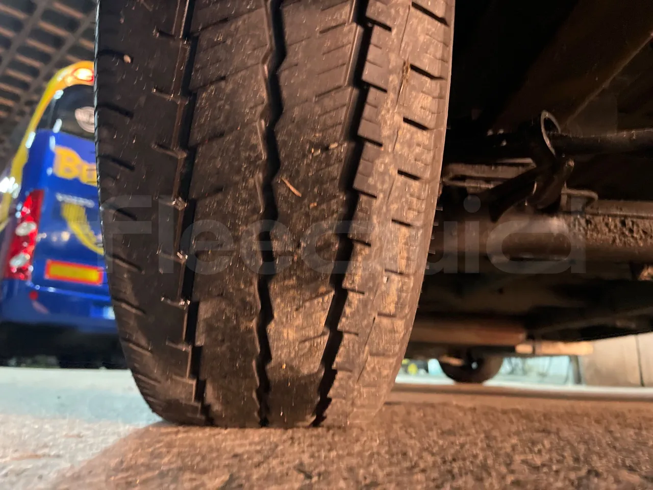 Nissan Interstar   X70B3B - Euro4 - 107kW - 5.899mt - tread condition third axle tires left