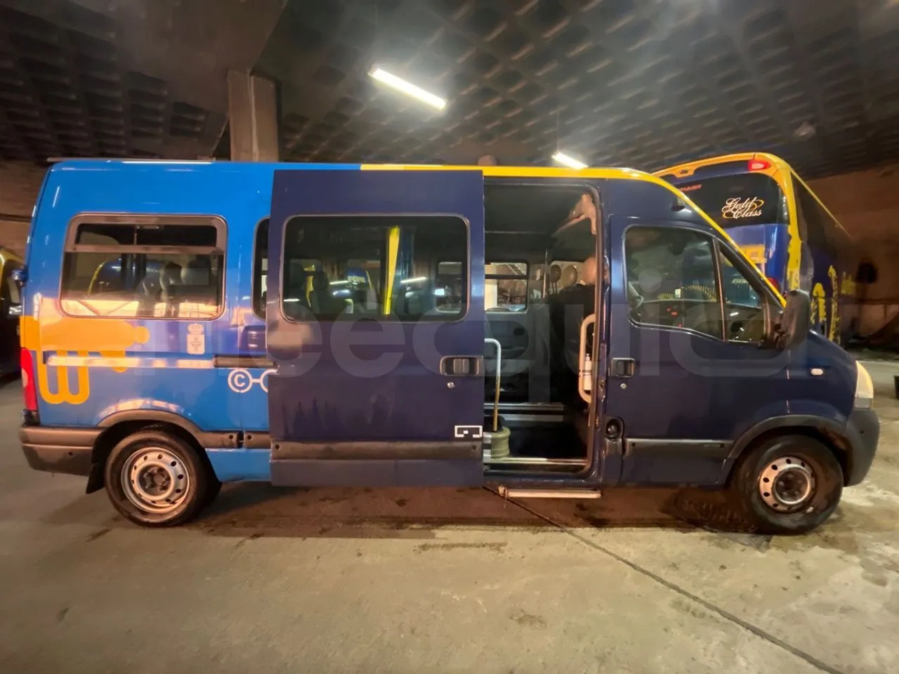 Nissan Interstar   X70B3B - Euro4 - 107kW - 5.899mt - right side doors open