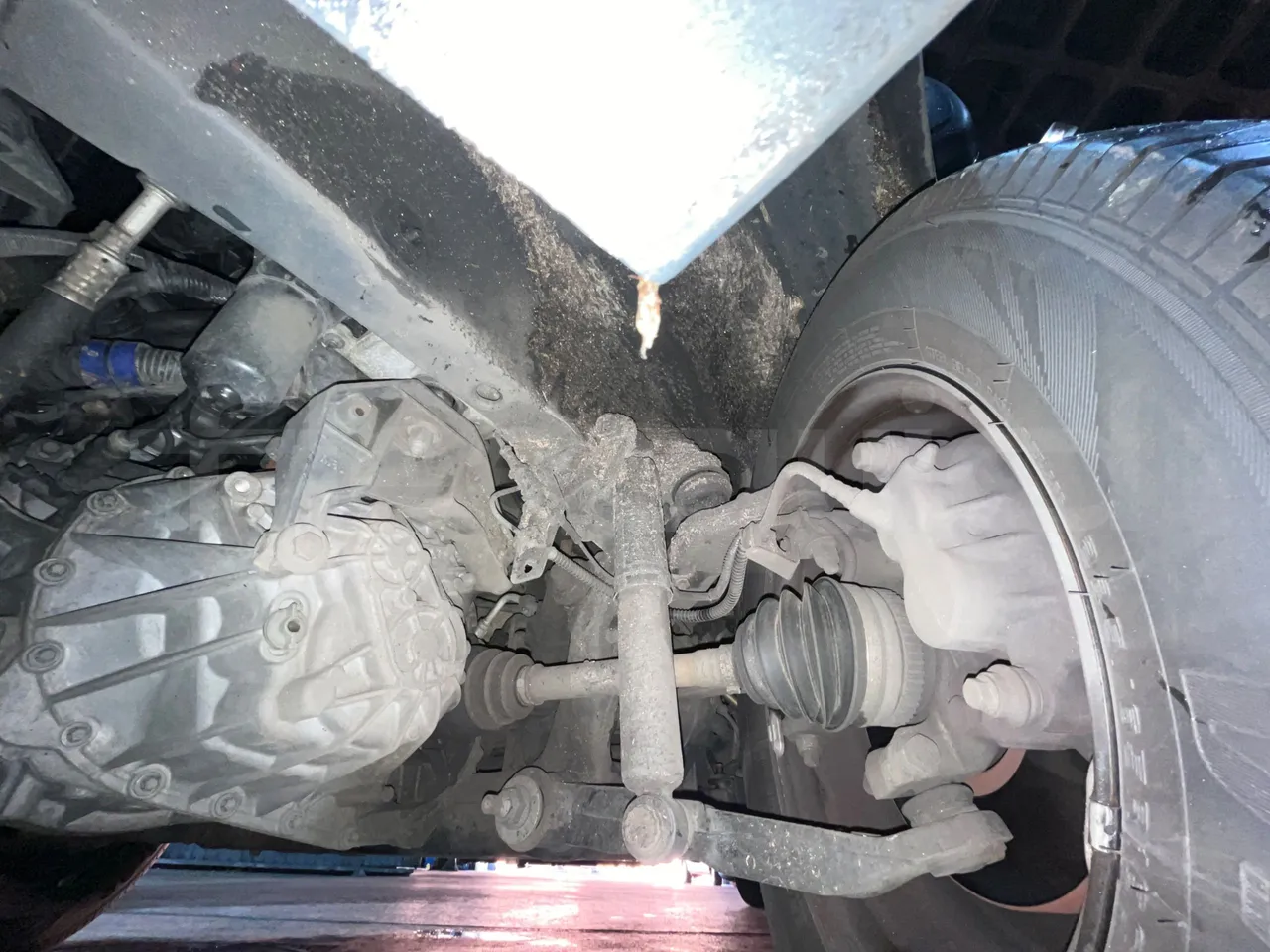 Nissan Interstar   X70B3B - Euro4 - 107kW - 5.899mt - front axle left side