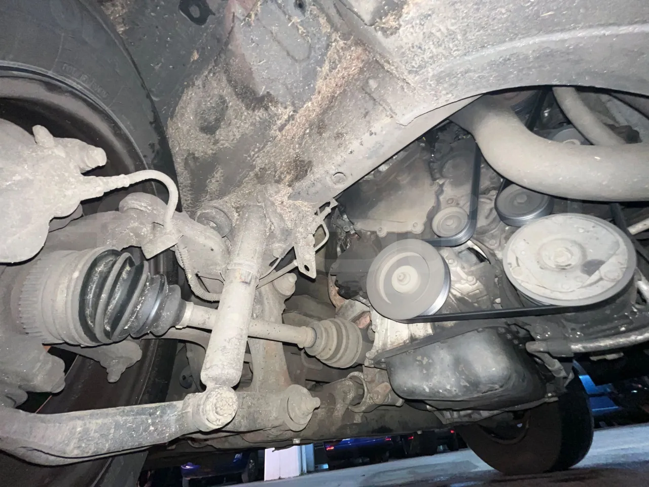 Nissan Interstar   X70B3B - Euro4 - 107kW - 5.899mt - front axle right side