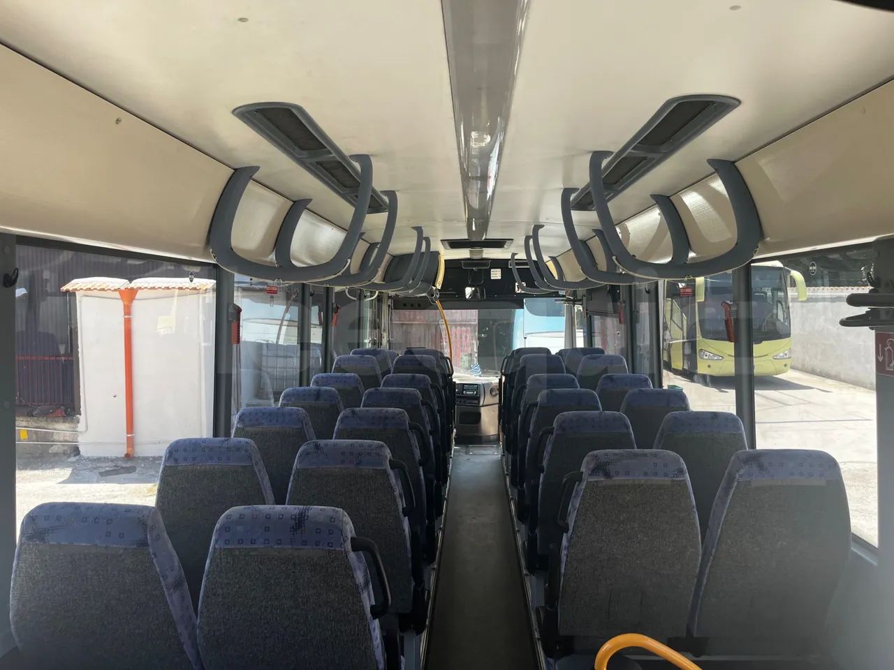 Iveco Crossway - reverse view middle aisle