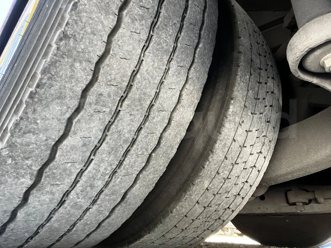 Iveco Crossway - tread condition front tires left