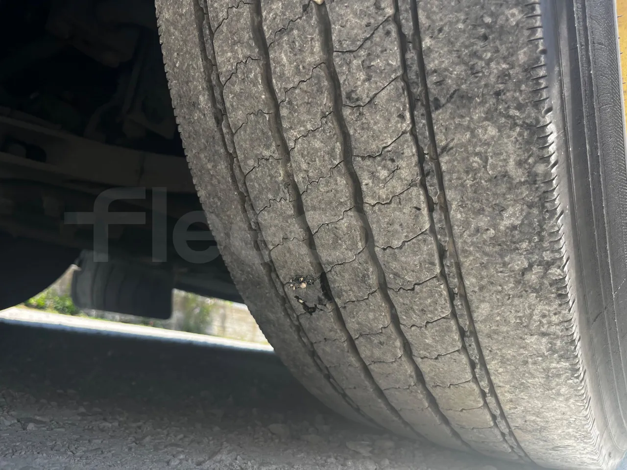 Iveco Crossway - tread condition front tires right