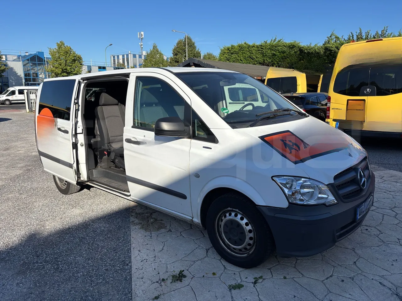 Mercedes-Benz Vito - 3/4 Front Right Side Doors Open