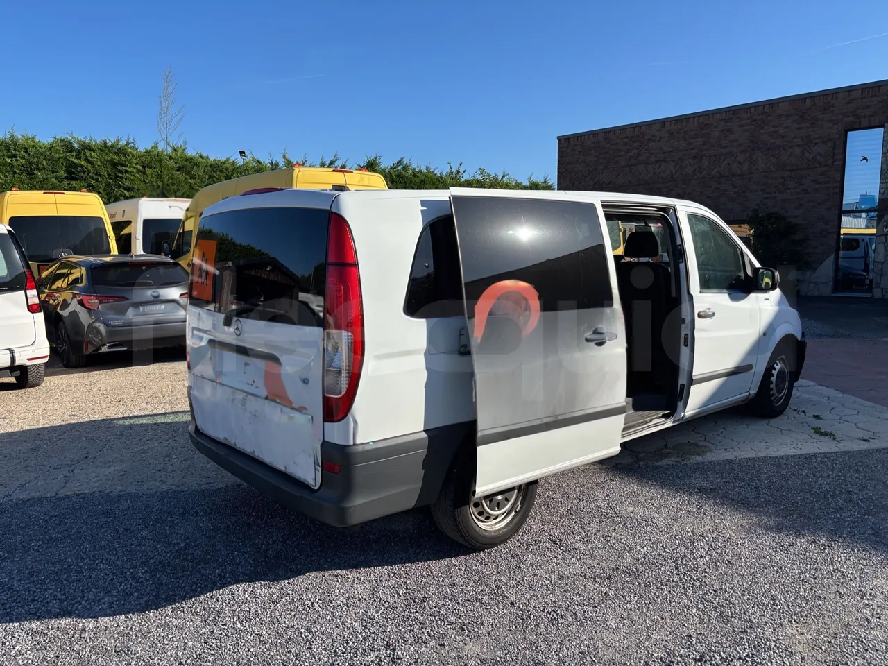 Mercedes-Benz Vito - 3/4 Rear Right Side Doors Open