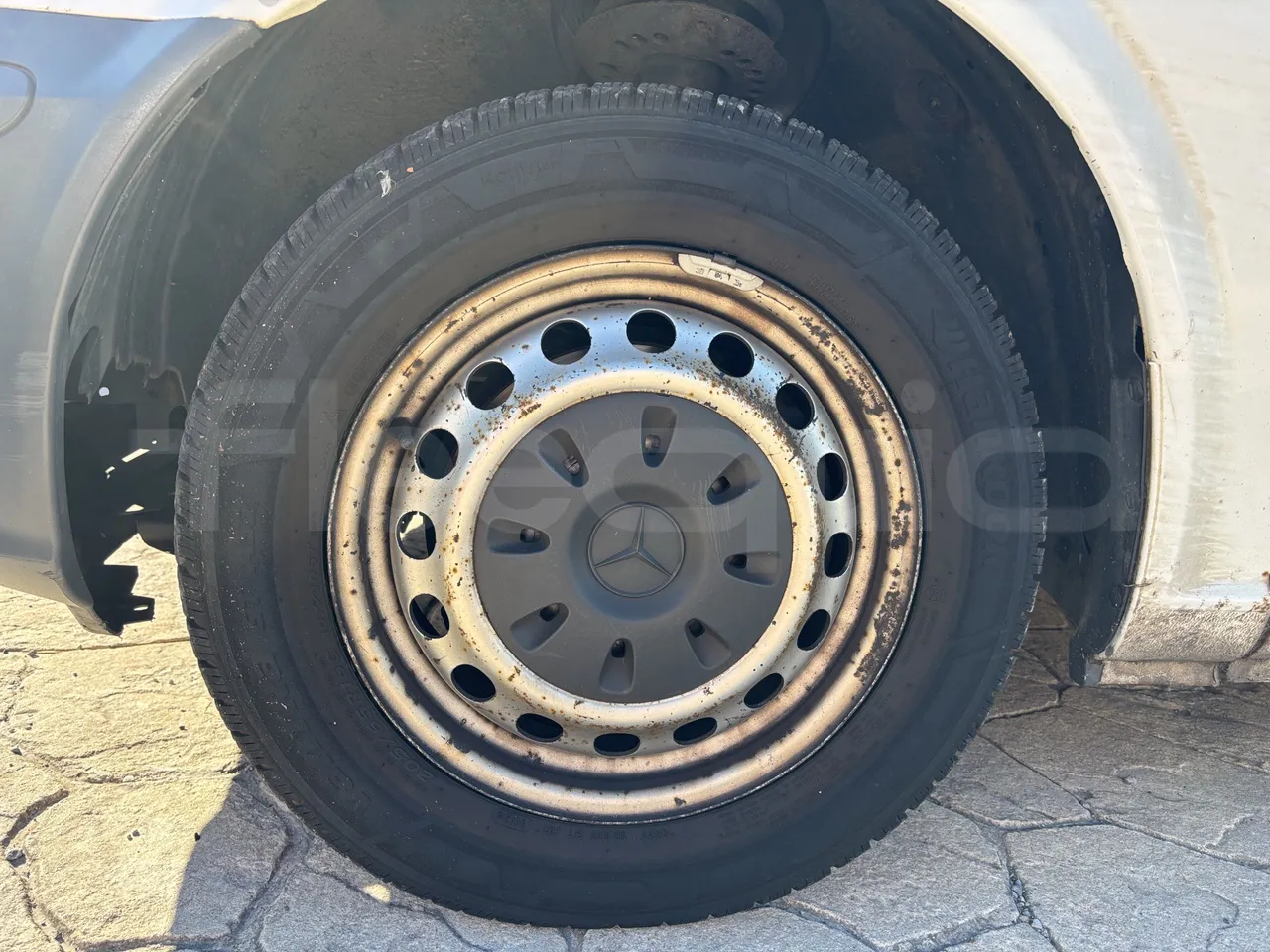 Mercedes-Benz Vito - First Axle Left Side: Complete Tyre
