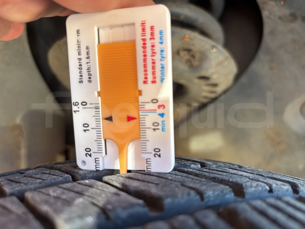 Mercedes-Benz Vito - First Axle Left Side: Tyre Thickness